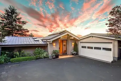 Image de Prichard's Perch - propriété privée de 2. 5 acres dans la ville, vues de chaque pièce!