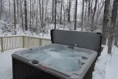 Image de Hot Tub + Fire Pit - Marchez vers le lodge et les ascenseurs de la base d’Okemo. Réservez cette maison sur Mountain