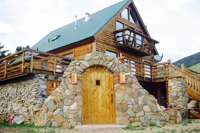 Image de Grande et belle cabane de montagne près de Angel Fire et de la rivière Rouge