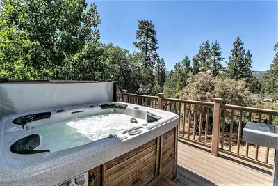 Image de * Super Chalet Central ~ Jacuzzi ~ Lot privé clôturé ~