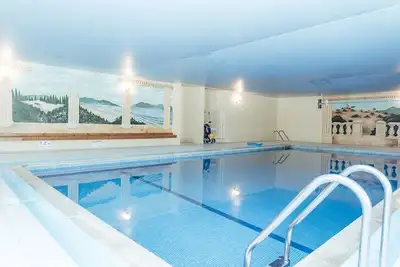 Image de Belle grange convertie de 3 chambres / 3 salles de bain avec piscine intérieure, sauna et court de tennis