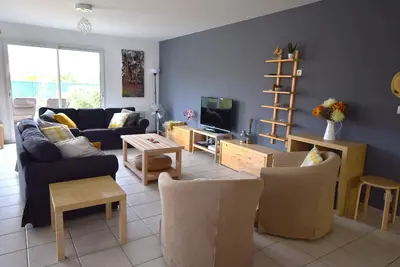 Image de Grande maison près de la plage. 10 lits, 3 salles de bain. Joli jardin