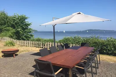 Image de Maison Bauhaus sur un terrain spacieux avec un accès à l'eau privée