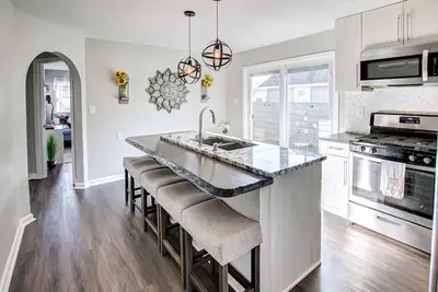 Image de 2br entièrement rénové! Animaux acceptés à pied de la plage-1 bloc; min. à Cedar Point!