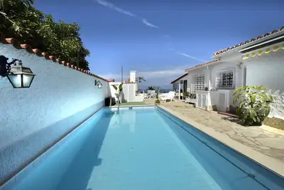 Image de Bungalow dans un endroit très calme avec vue imprenable sur la mer et piscine chauffée