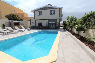 Image de Magnifique villa de 6 chambres avec piscine privée chauffée et style tropical