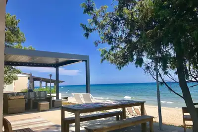 Image de Charmant bungalow les pieds dans l'eau avec terrasse ensoleillée