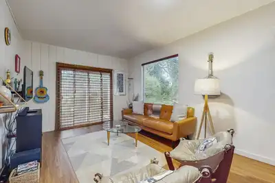 Image de Nouvelle Liste! Charmant chalet chien-friendly sur. 9 acres avec bain à remous privé!