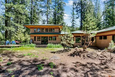 Image de Contemporain rustique dans un cadre de forêt privée surplombant le lac Coeur d’Alene