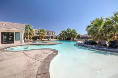 Image de Côté Piscine - St. George - Marches de la piscine