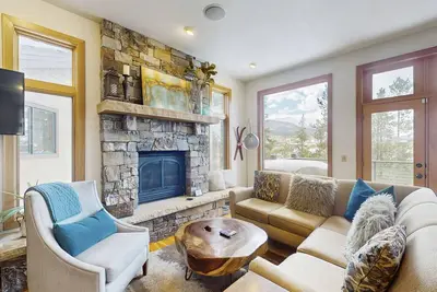 Image de Maison spacieuse avec bain à remous privé et vues fantastiques près du ski et de la ville