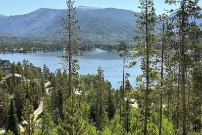 Image de Réservez dès maintenant pour 2019! Belle maison, vue imprenable sur le lac, près de la ville.