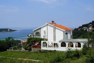 Image de Appartement de trois chambres avec la terrasse et la vue sur le mer Kampor, Rab (A-14998-a)