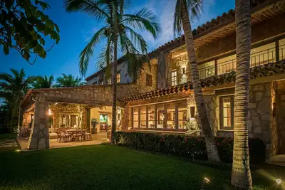 Image de Superbe 8 Br Beachfront Koll Estate w / piscine privée, A / C, WiFi, barbecue et plus encore!