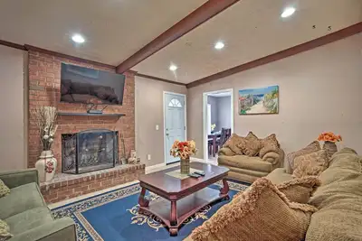 Image de Savannah Home w \/ Yard - Près de River Street!