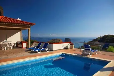 Image de Une maison luxueuse avec piscine chauffée et vue panoramique sur l'océan.