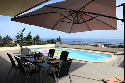Image de Villa contemporaine classée, Clim-180m2, piscine, à 5 mn des plages & des commerces