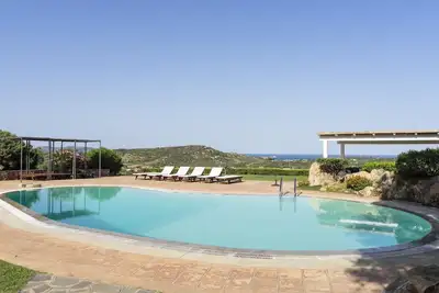 Non 6. Wifi gratuit, piscine. Vue panoramique sur la mer, à 5 minutes de la plage