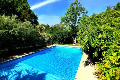 Image de Piscine privée, paix et proximité de la ville et des plages!
