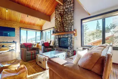 Image de Maison de ville spacieuse avec vue sur la montagne! À quelques pas de Eagle Lodge. Jacuzzi privé.