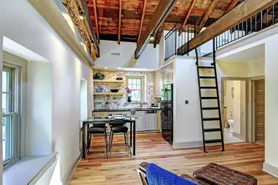 Image de Sunny Executive Carriage House / Guest House situé à Blue Bell, Pa.
