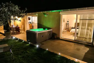 Image de apparemment de vacances avec hammam et jacuzzi privé