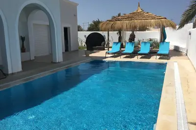 Image de Villa 250 m2 à 470 m de la plage - piscine - jacuzzi - située Djerba