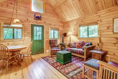 Image de Cabin- Log 2 ch \/ sentiers et rivière façade \/ mtns Pocono sur grande propriété