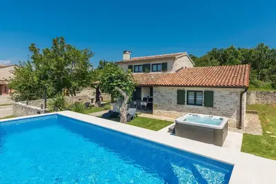 Image de Maison de vacances privée avec bain à remous, Wifi, climatisation, piscine privée, Tv, terrasse