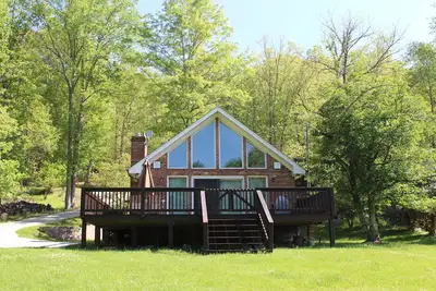 Image de Riverside Escape - Cottage de charme w \/ Fire Pit, Wifi, terrasse spacieuse, et plus encore!