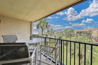 Image de Condo moderne en bord de mer avec 2 piscines partagées et laveuse / sécheuse privée!