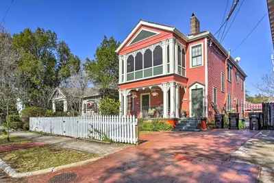 Image de Chic historique Nola Home w / Porch, Ă pied du parc de la ville