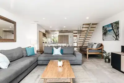 Image de Un SÉJOUR Parfait - # 11 James Cook Apartment - juste en face de Clarkes Beach