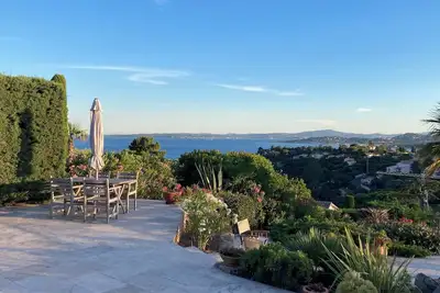 Image de Villa 8 personnes. Vue panoramiques sur mer et collines. Piscine. Plage Ă pieds
