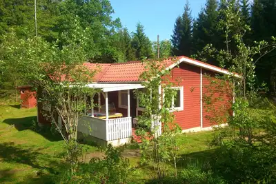 Image de Le chalet rouge sur le lac Örsjön avec une connexion Wi-Fi gratuite et son propre bateau à rames privé