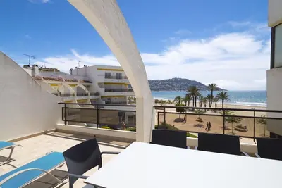 Image de Incroyable appartement sur le front de mer Ă Roses Inmosantos Oasis B7