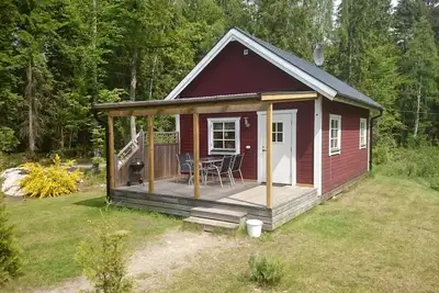 Image de Cottage au bord du lac Örsjön avec une connexion Wi-Fi gratuite et son propre bateau à rames privé