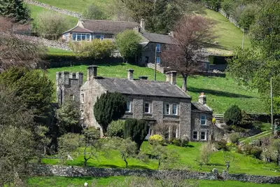 Image de Grande maison de campagne géorgienne, en zone rurale avec de bons pubs et promenades