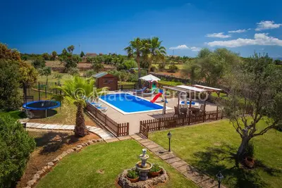 Villa Santa Eulalia, Villa ������������������� la campagne avec piscine, grand jardin et terrain avec animaux.