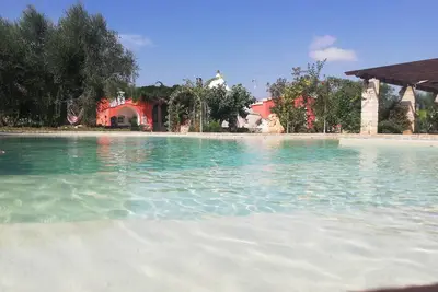 Image de Trullo idyllique avec piscine, niché parmi d'anciennes oliveraies privées, près d'Ostuni et de Latiano