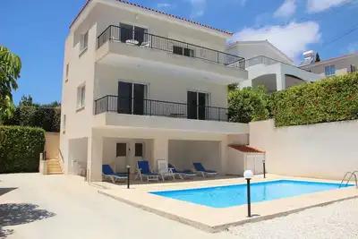 Image de Spacieuse villa de 2 chambres, vue sur la mer et la montagne, propre piscine et jardins, WiFi, télévision britannique