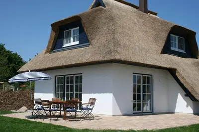 Image de Maison familiale sous chaume, sauna, cheminée, vélos, animaux acceptés
