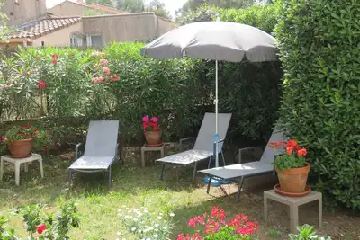 Image de Saint-raphaël à 500 m d'une petite plage de sable, rez-de-jardin de villa,