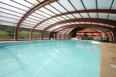 Image de Une offre tribu : Chalets jumelés jusqu'à 12 couchages. \nGrande piscine couverte