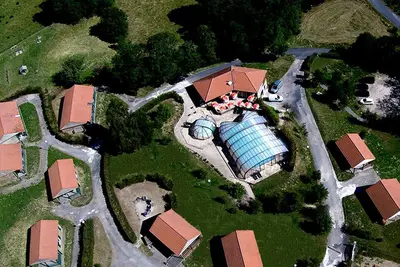 Image de Chalets jumelés 4 à 12 couchages, terrasse privative, piscine couverte. .