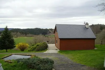 Image de chalet entre la montagne et les lacs