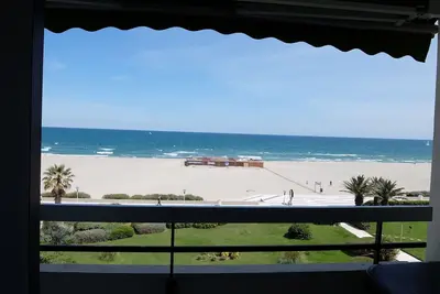 Image de Studio cab 30m2 + 8m2 terrace facing the sea, private parking, air conditioning, Wifi