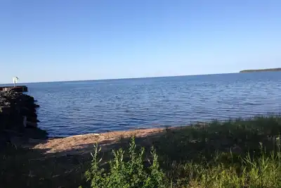 Image de Grande maison située sur les rives du lac Supérieur et du port de refuge de Big Bay