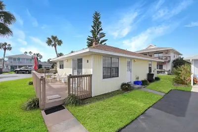 Image de 2 Br / 2Bath, Cottage de style Key West acceptant les animaux de compagnie, situé dans une communauté face à l'océan avec un parking gratuit, une piscine et une promenade privée pour la plage