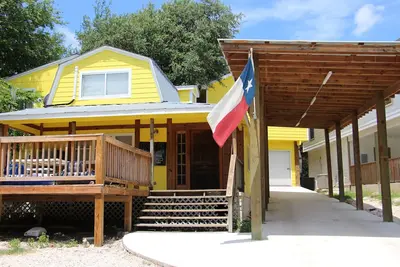 Image de Maison spacieuse à plusieurs niveaux, accès direct à la rivière, espace extérieur incroyable!